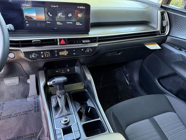 Certified 2025 Kia Sorento LX FWD image 17
