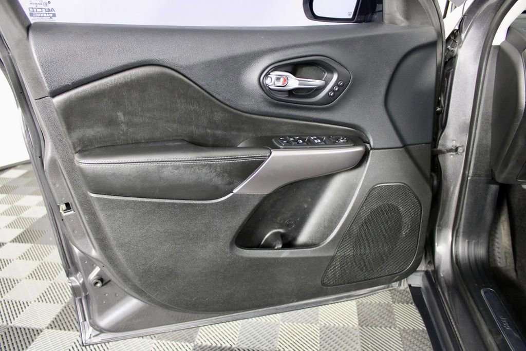 Used 2019 Jeep Cherokee Limited AWD/4WD image 14