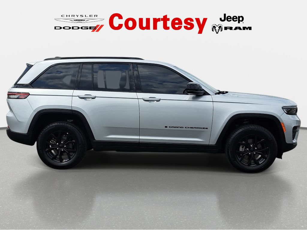 Certified 2025 Jeep Grand Cherokee Altitude AWD/4WD image 3