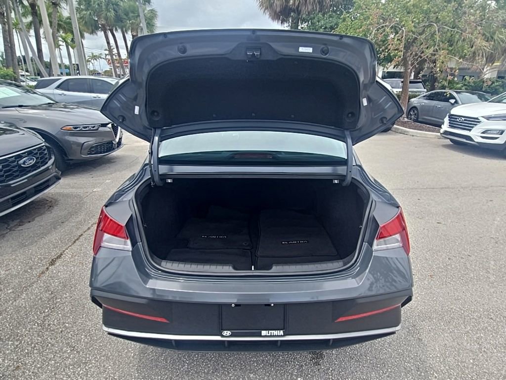 Used 2024 Hyundai Elantra SE image 29