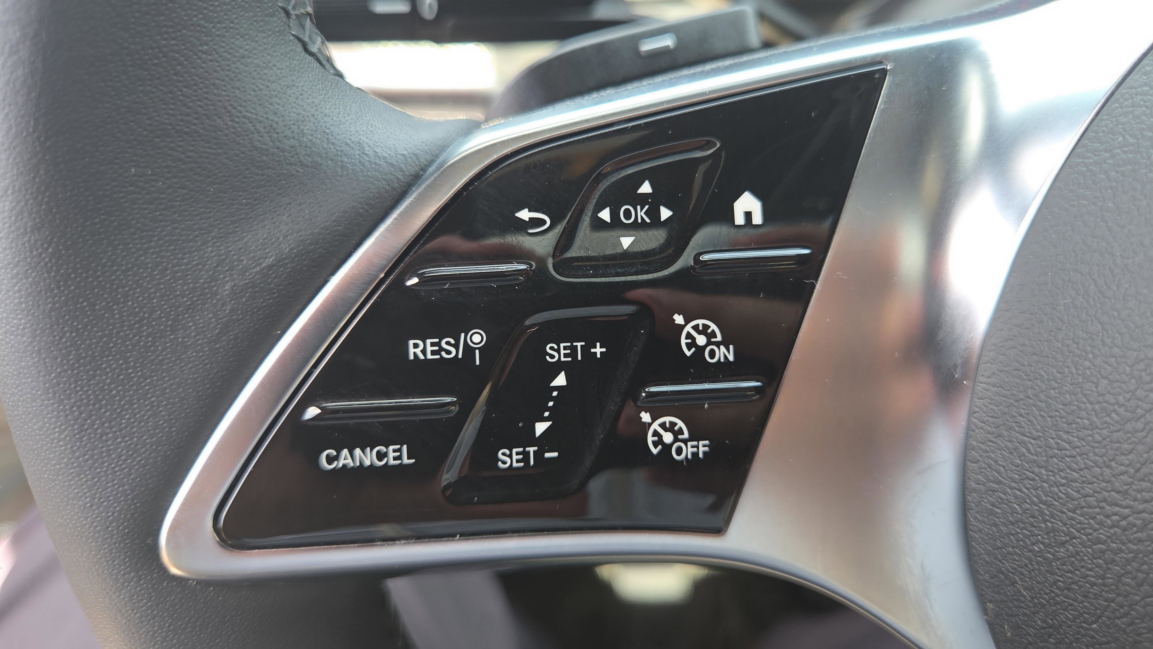 Used 2025 Mercedes-Benz GLC 300 image 23