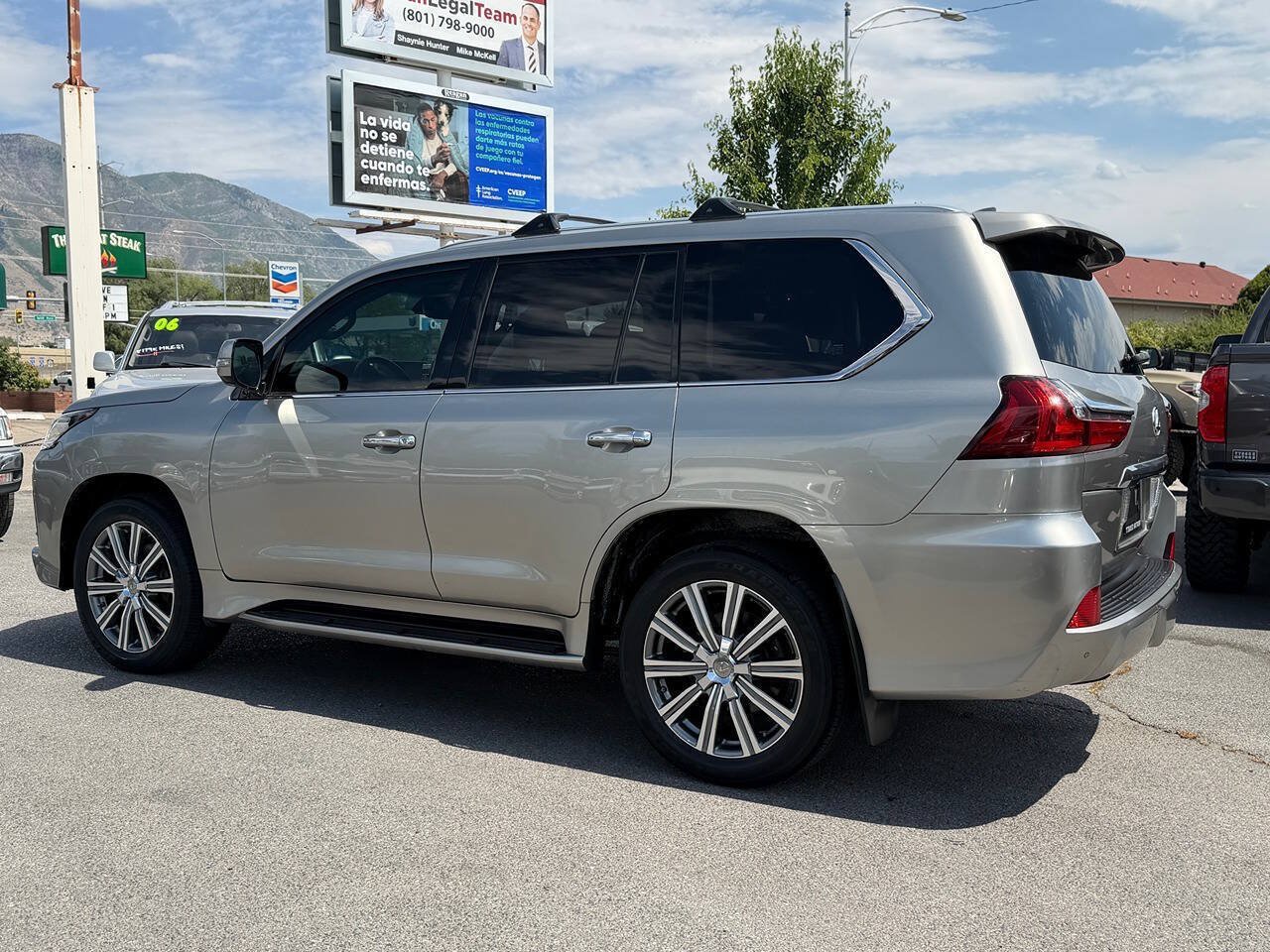 Used 2017 Lexus LX 570 4WD w/ Luxury Package image 14