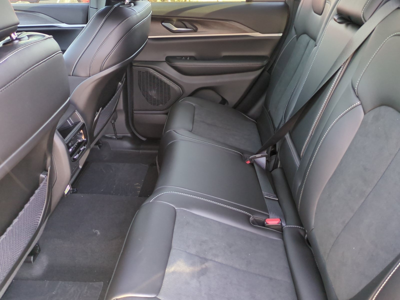New 2026 Jeep Grand Cherokee Altitude AWD/4WD image 17