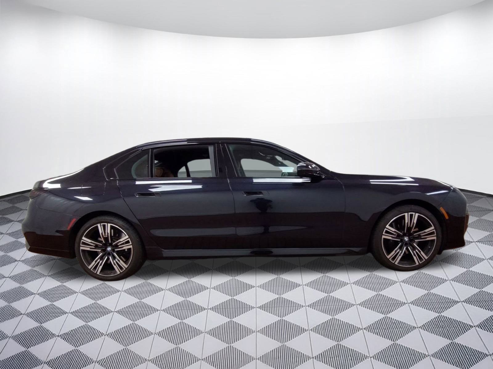 Certified 2023 BMW 760i xDrive w/ Luxury Rear Seating Package image 7