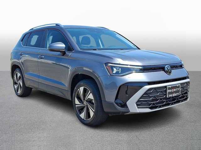 Used 2025 Volkswagen Taos SE AWD/4WD image 3