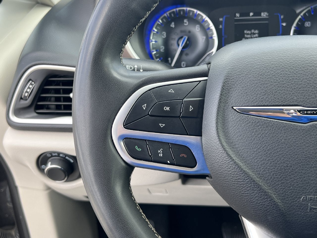 Used 2022 Chrysler Voyager LX FWD image 11