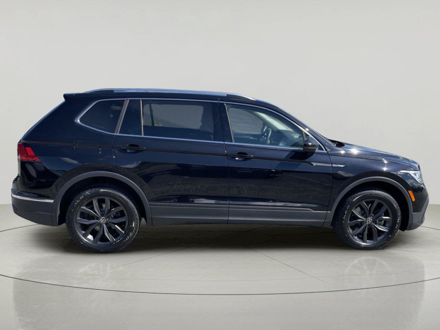 Used 2024 Volkswagen Tiguan SE AWD/4WD image 8
