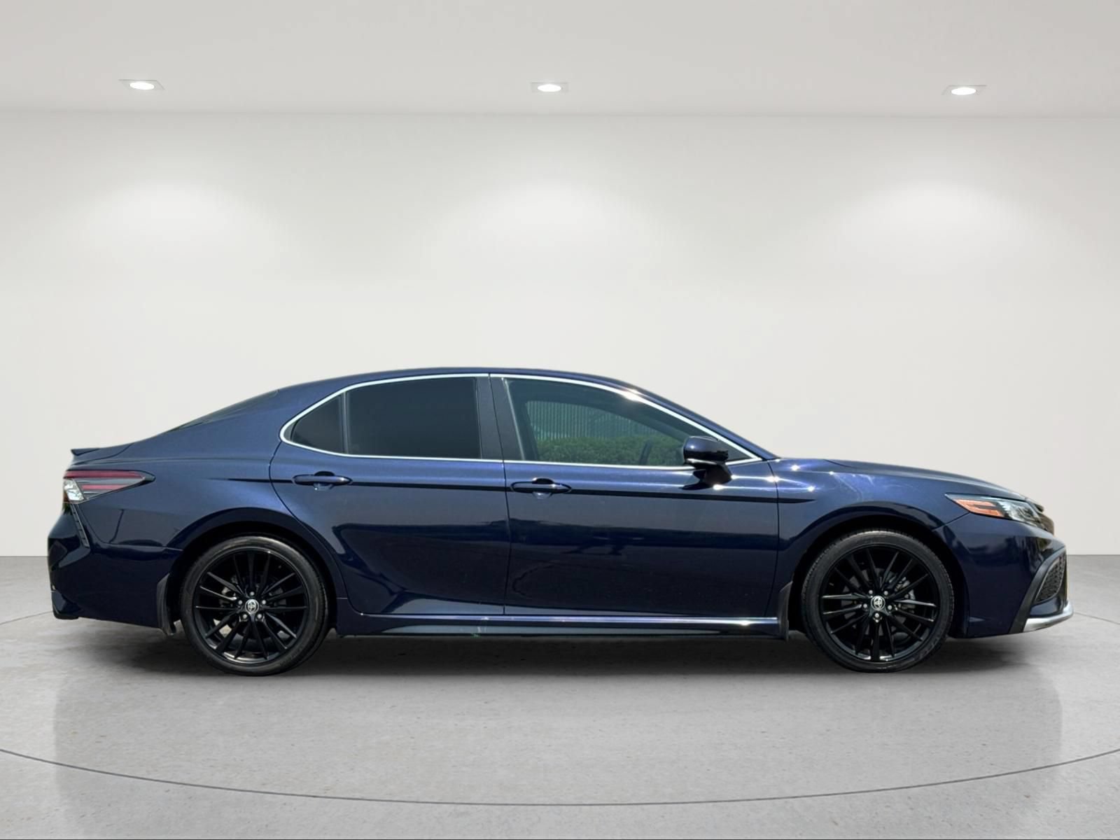 Used 2022 Toyota Camry XSE FWD image 6