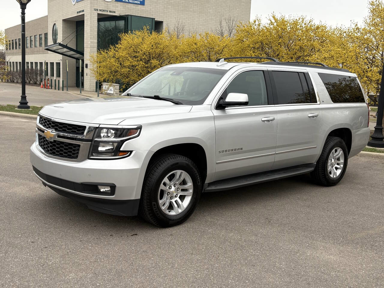 Used 2016 Chevrolet Suburban LT image 4
