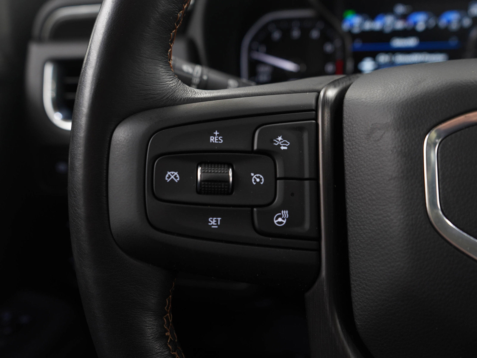 Used 2021 GMC Yukon XL AT4 w/ Technology Package image 19