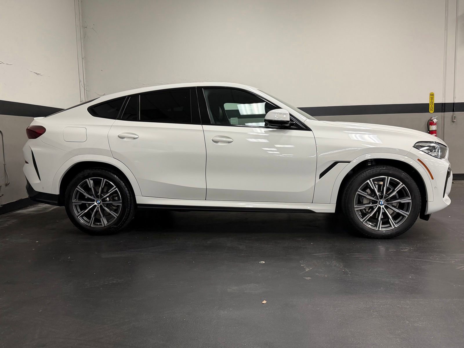 Used 2023 BMW X6 xDrive40i w/ M Sport Package AWD/4WD image 5