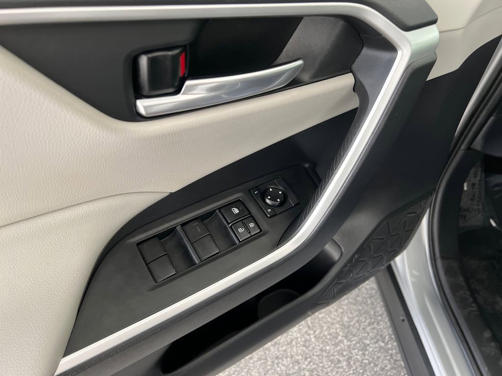 Used 2020 Toyota RAV4 XLE w/ Convenience Package image 13