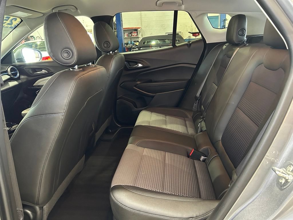 Used 2025 Chevrolet Trax LT FWD image 31
