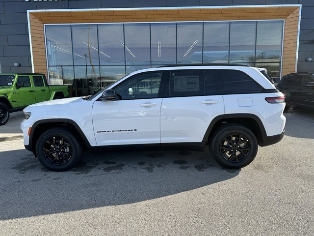 New 2025 Jeep Grand Cherokee Altitude image 9