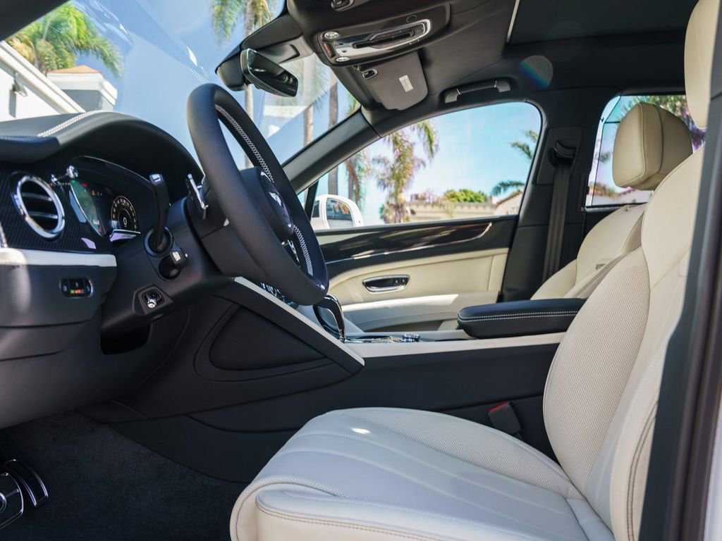 Used 2025 Bentley Bentayga Extended Wheelbase image 10