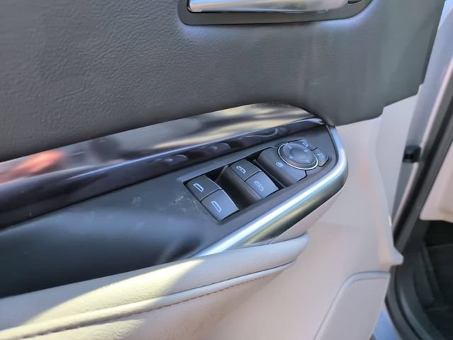 Certified 2023 Cadillac XT4 Luxury w/ Cold Weather Package AWD/4WD image 16