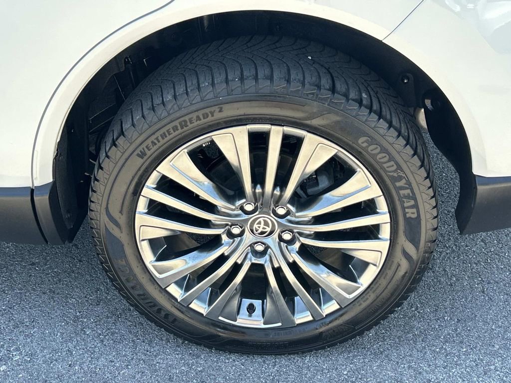 Used 2024 Toyota Venza XLE AWD/4WD image 15