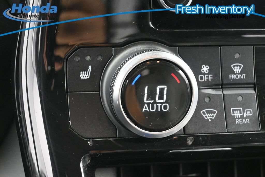 Used 2024 Toyota Highlander XLE FWD image 16