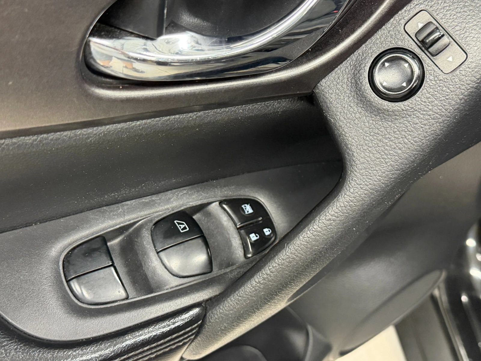 Used 2016 Nissan Rogue SV AWD/4WD image 22