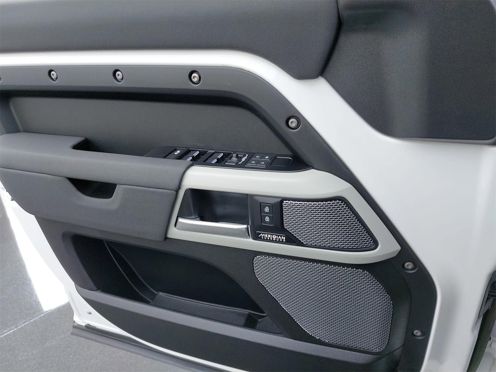 Used 2023 Land Rover Defender 110 X-Dynamic SE image 33