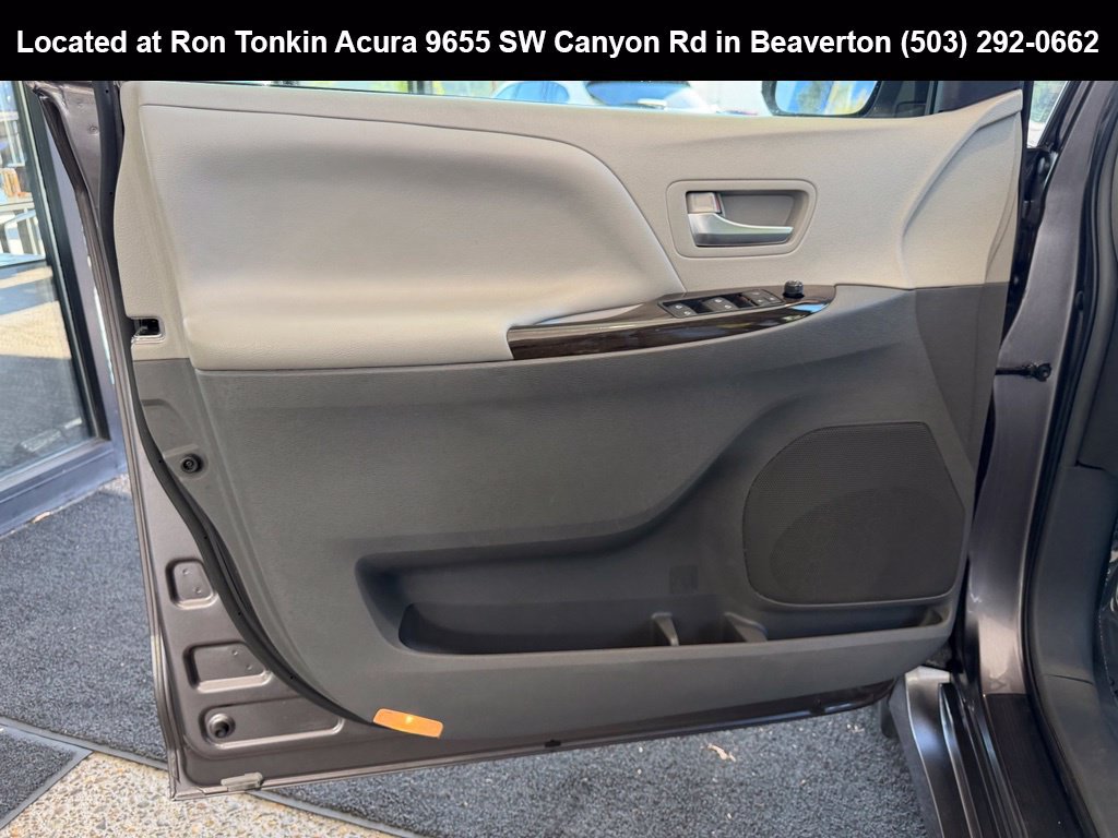 Used 2019 Toyota Sienna XLE w/ XLE Navigation Package FWD image 11