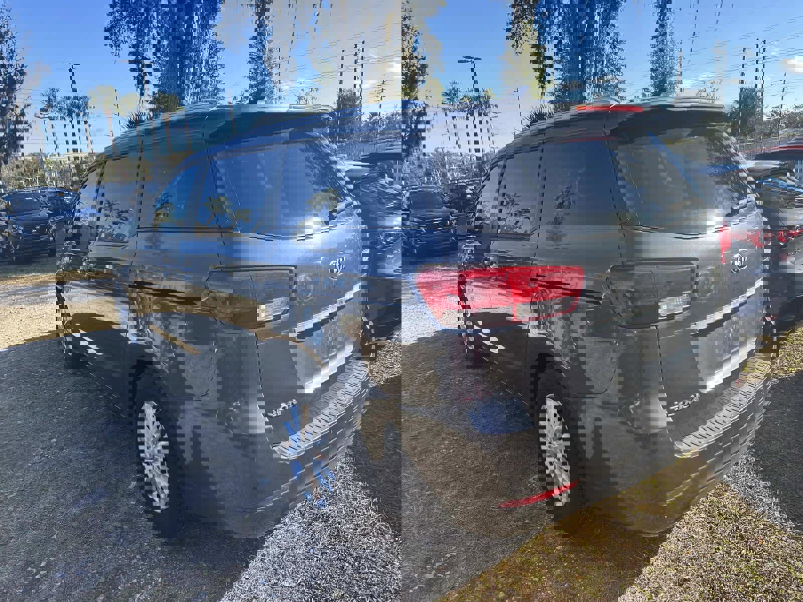 Used 2017 Kia Sedona LX w/ LX Essentials Premium Package image 4