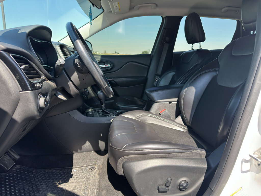 Used 2020 Jeep Cherokee Latitude Plus AWD/4WD image 2