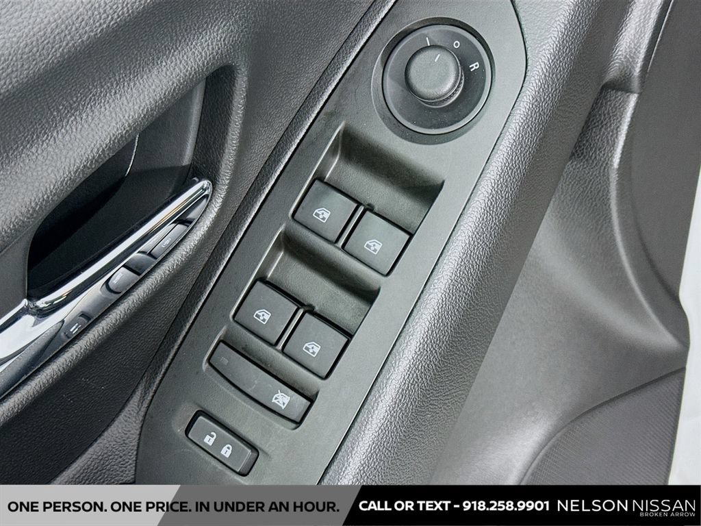 Used 2020 Chevrolet Trax LT w/ LT Convenience Package AWD/4WD image 17
