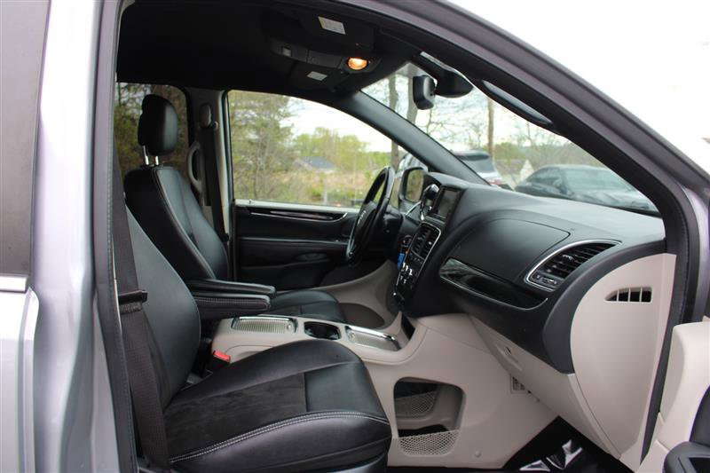 Used 2020 Dodge Grand Caravan SXT image 10