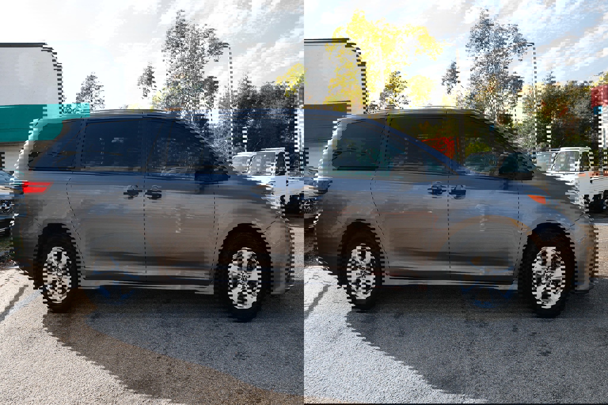 Used 2019 Toyota Sienna L image 18