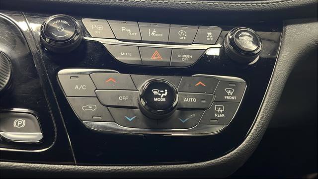 Used 2021 Chrysler Pacifica Touring-L w/ Premium & Safety Sphere Group AWD/4WD image 18
