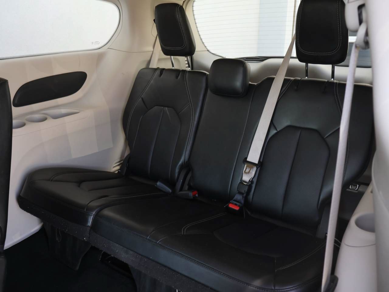 Certified 2024 Chrysler Pacifica Touring-L FWD image 11