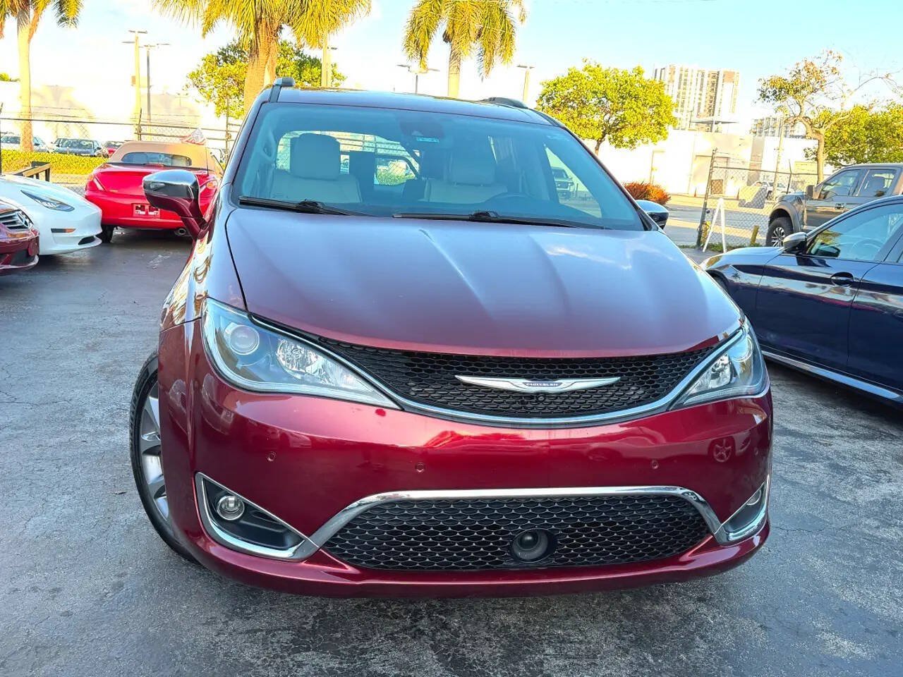 Used 2020 Chrysler Pacifica Limited w/ Tire & Wheel Group FWD image 9