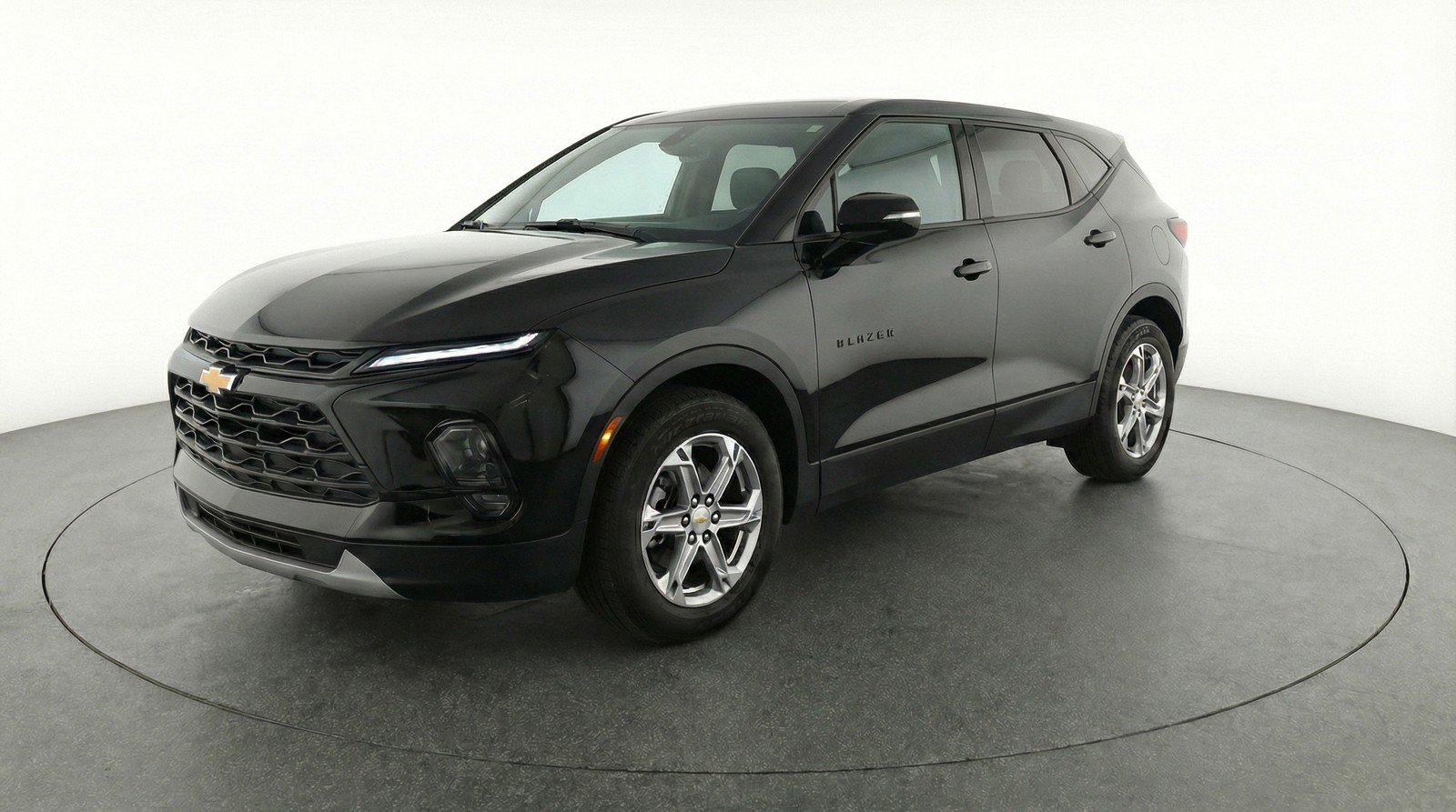 Used 2025 Chevrolet Blazer LT image 3