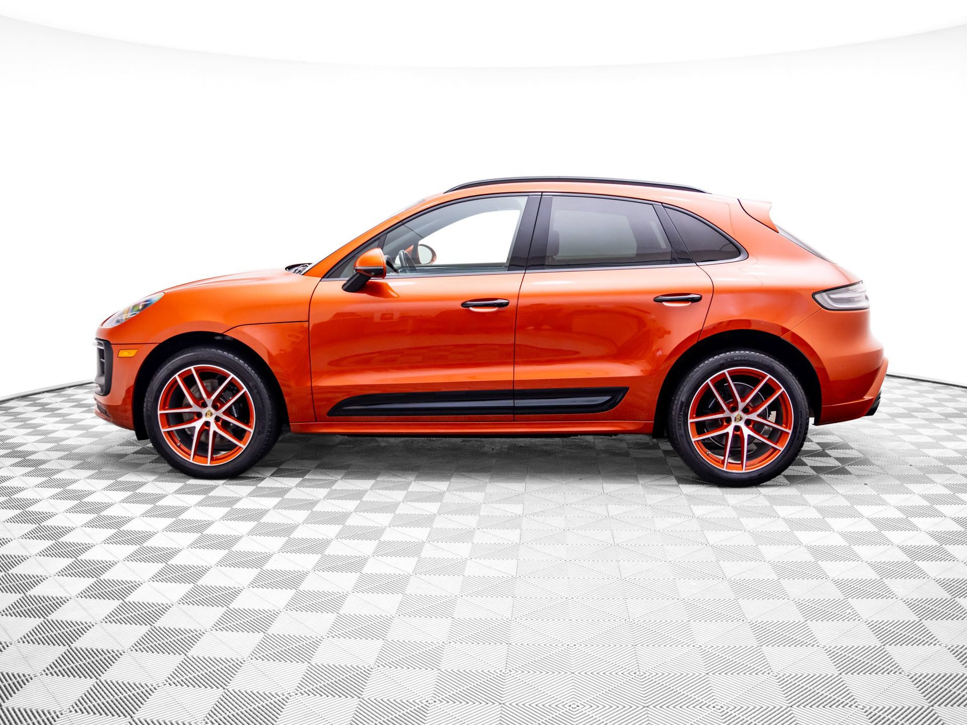 Certified 2023 Porsche Macan S AWD/4WD image 2