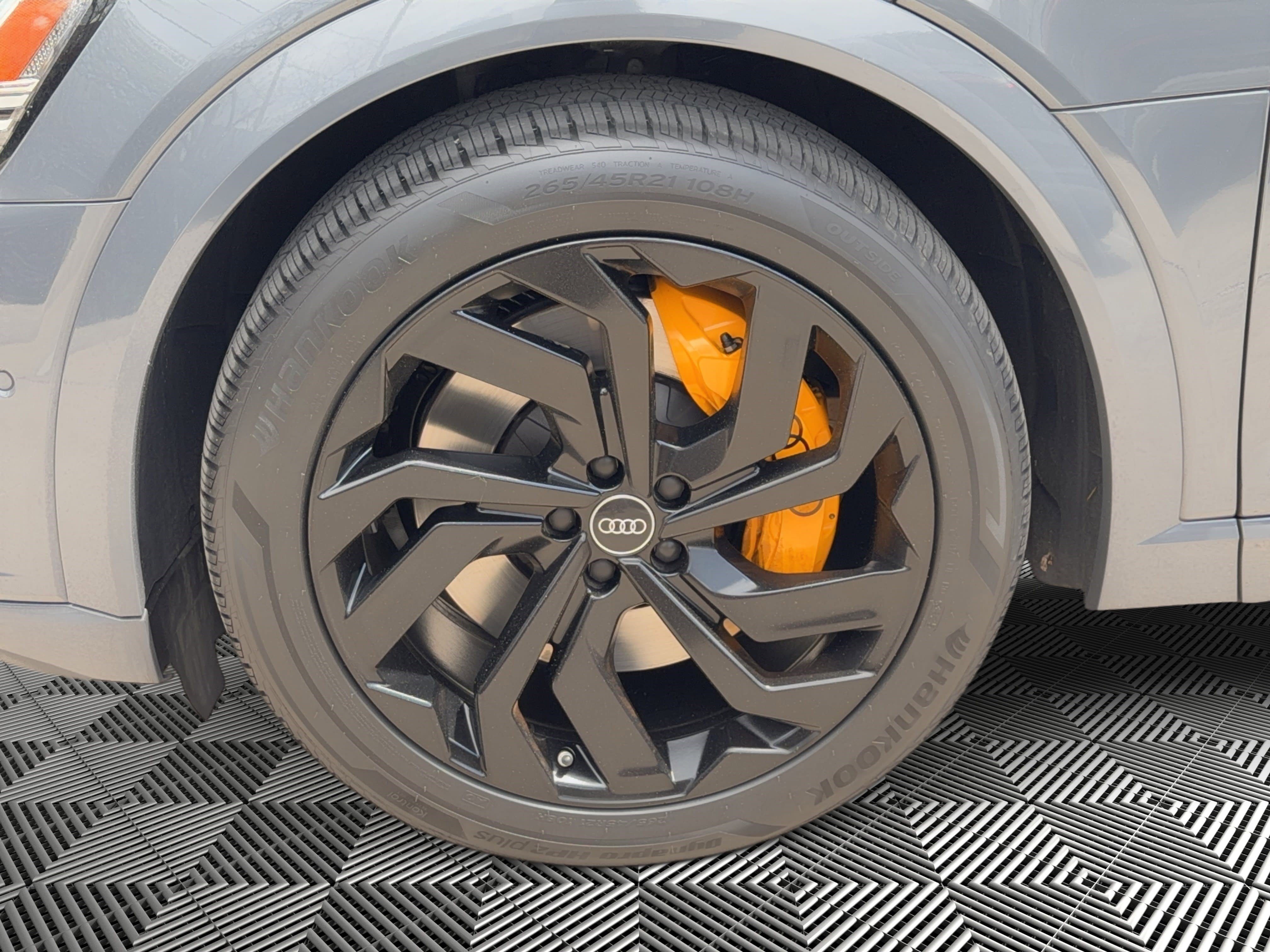 Used 2024 Audi Q8 e-tron Premium Plus w/ Premium Plus Package image 12