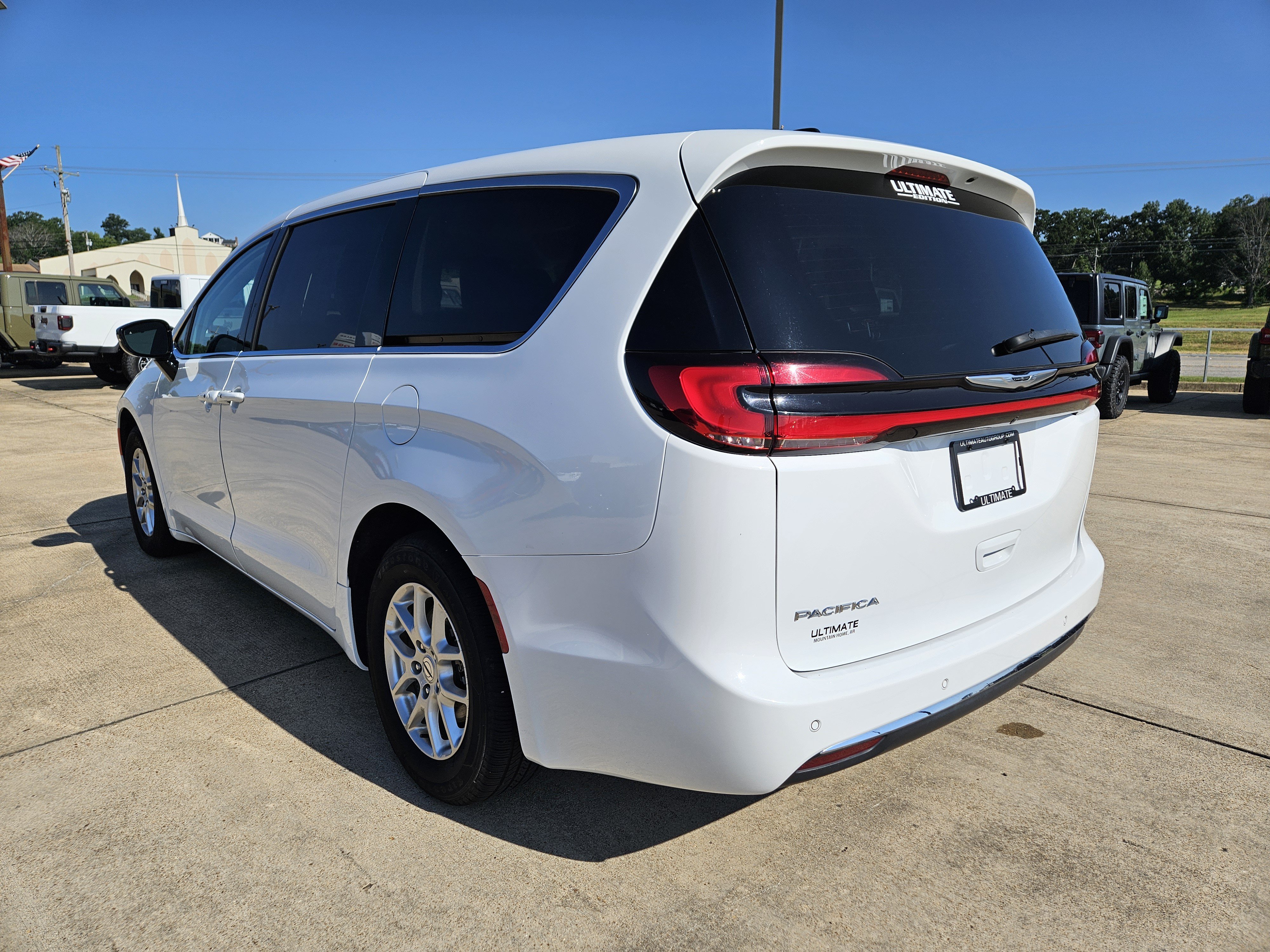 Used 2024 Chrysler Pacifica Touring-L FWD image 4