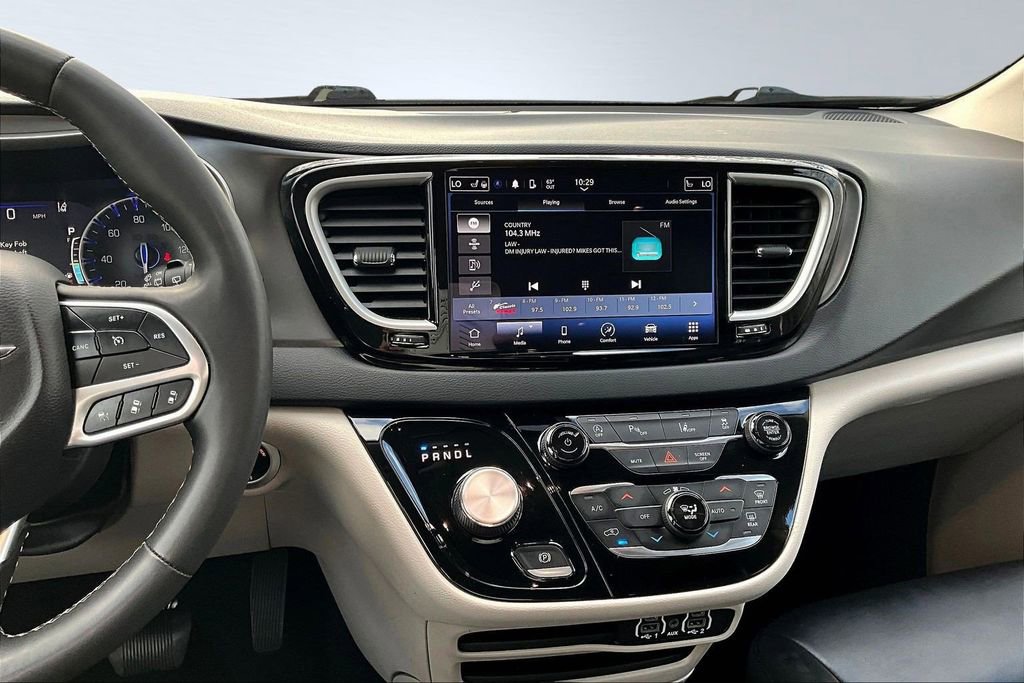 Used 2023 Chrysler Pacifica Touring-L image 10