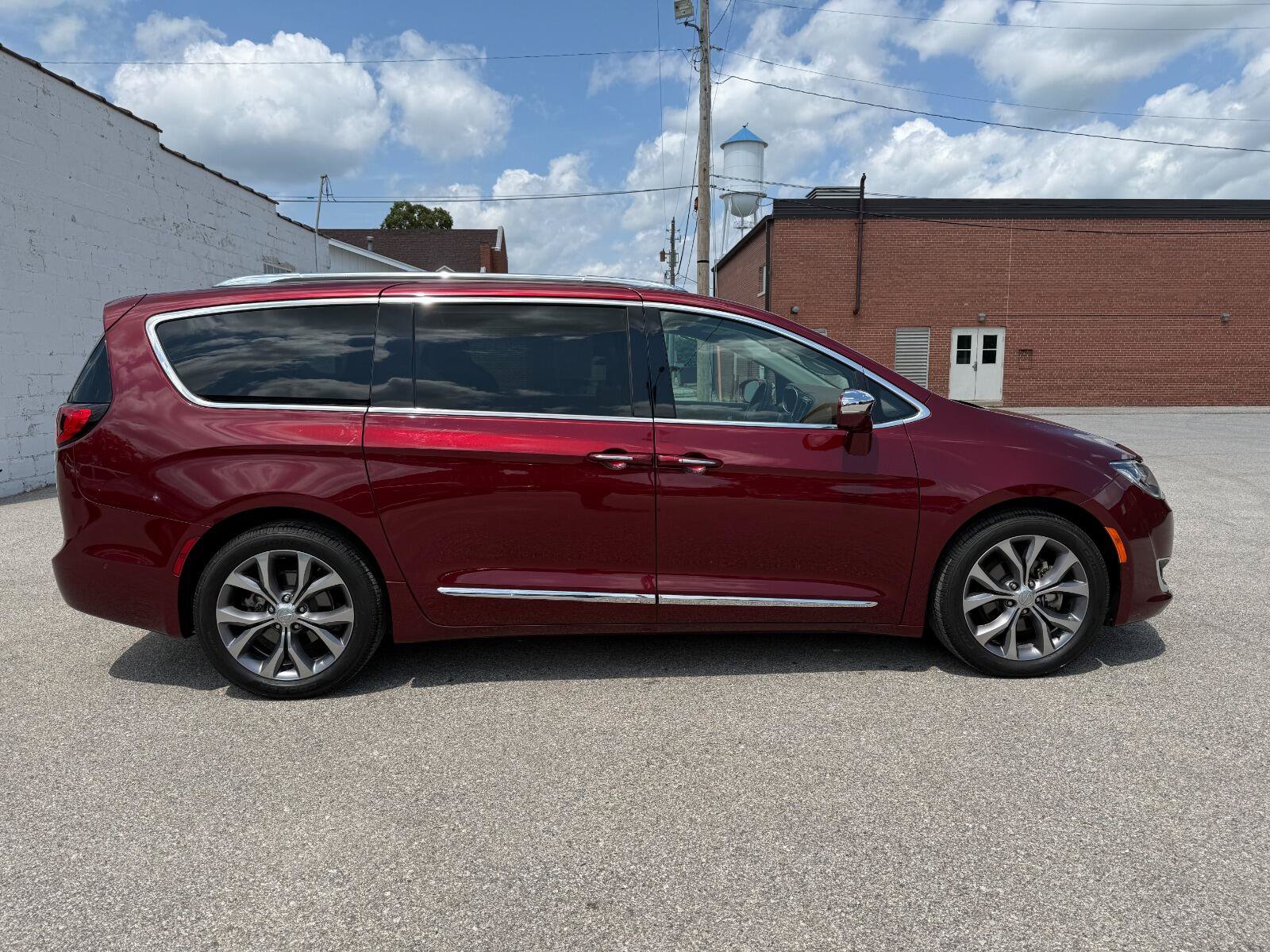 Used 2018 Chrysler Pacifica Limited w/ Tire & Wheel Group FWD image 4