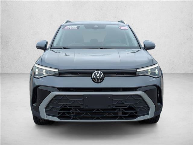 Used 2025 Volkswagen Taos SE FWD image 2