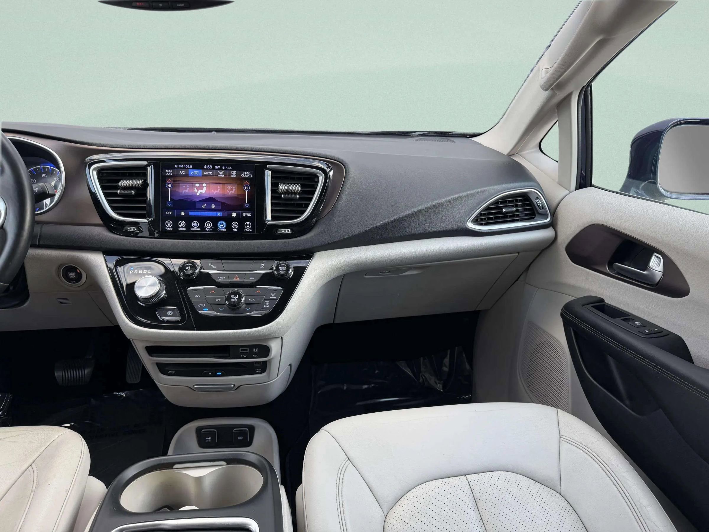 Used 2017 Chrysler Pacifica Touring-L Plus w/ Tire & Wheel Group image 29