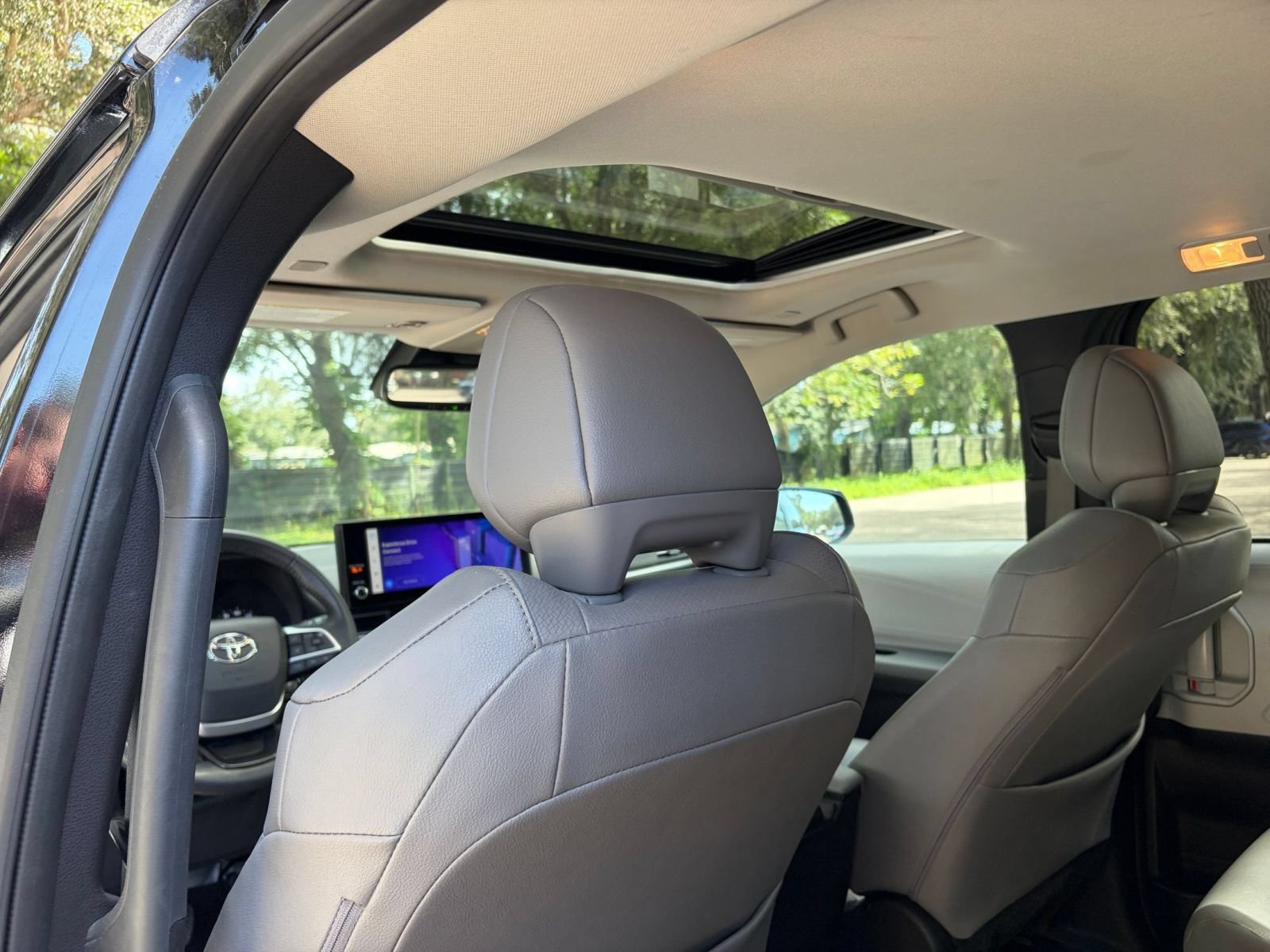 Used 2025 Toyota Sienna XLE FWD image 30