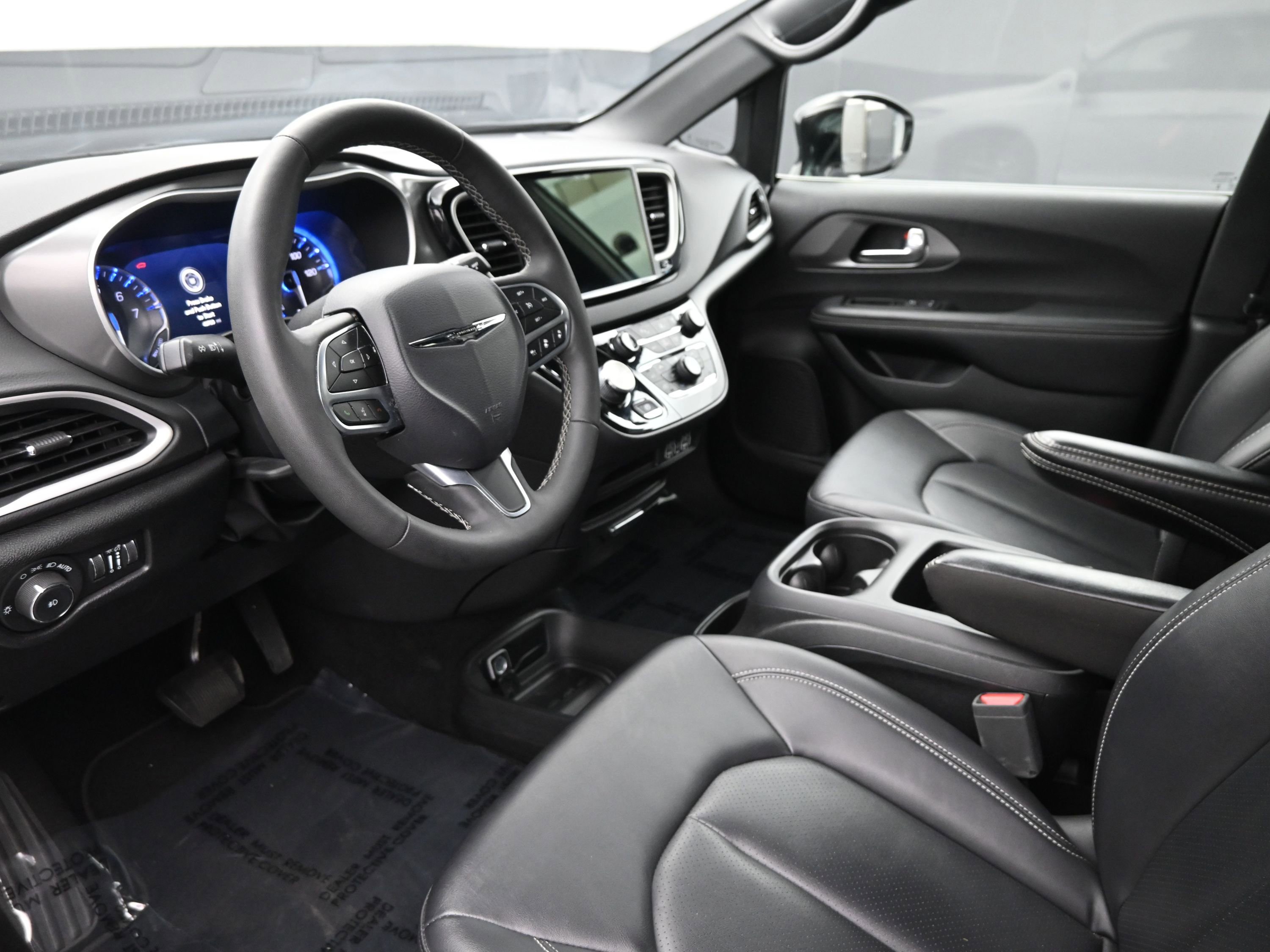 Used 2025 Chrysler Pacifica Select image 10