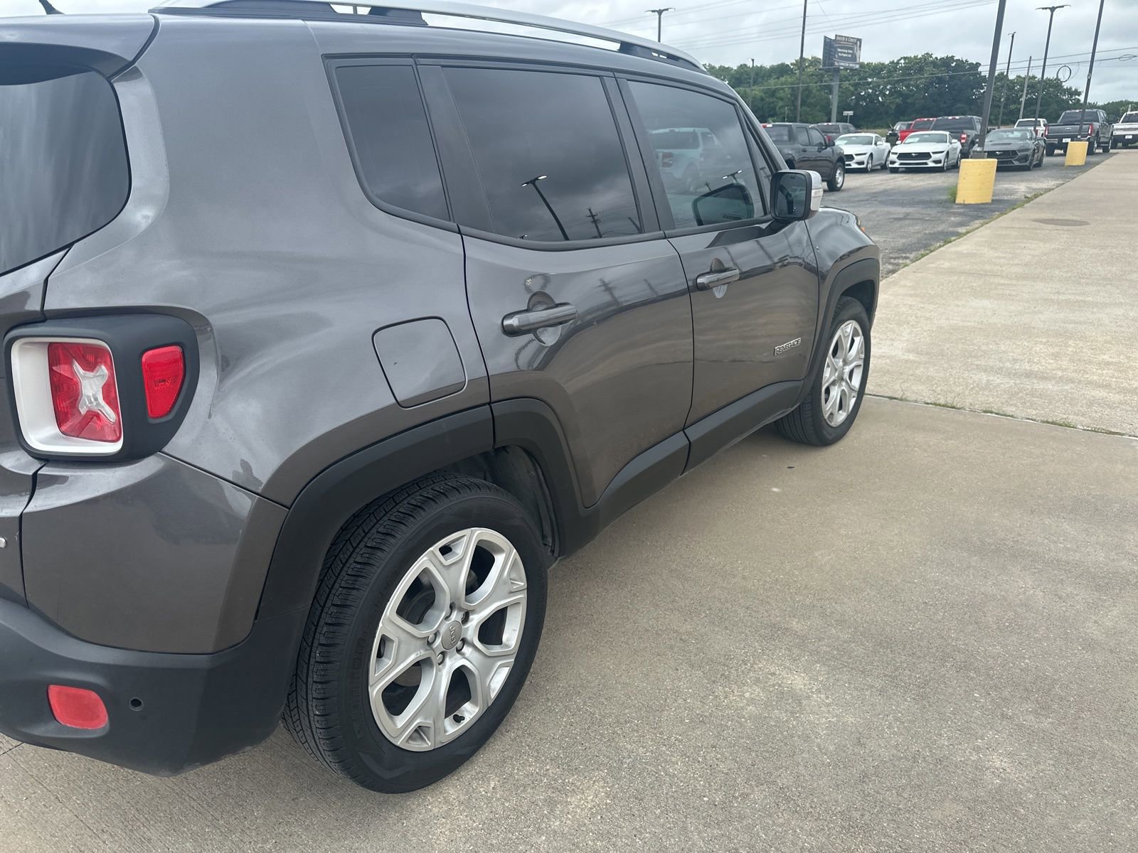 Used 2017 Jeep Renegade Limited FWD image 5