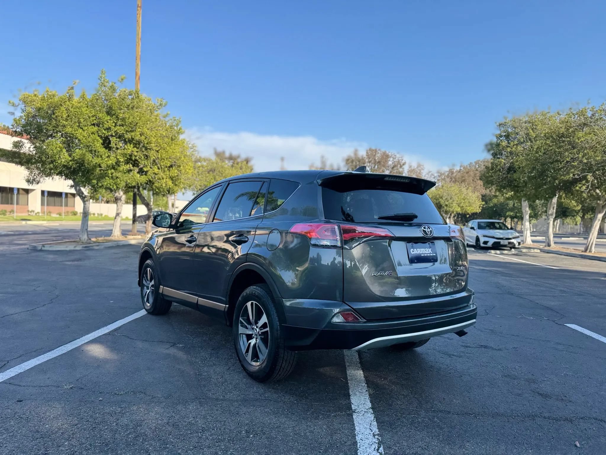 Used 2018 Toyota RAV4 XLE w/ Carpet Mat Package FWD image 17