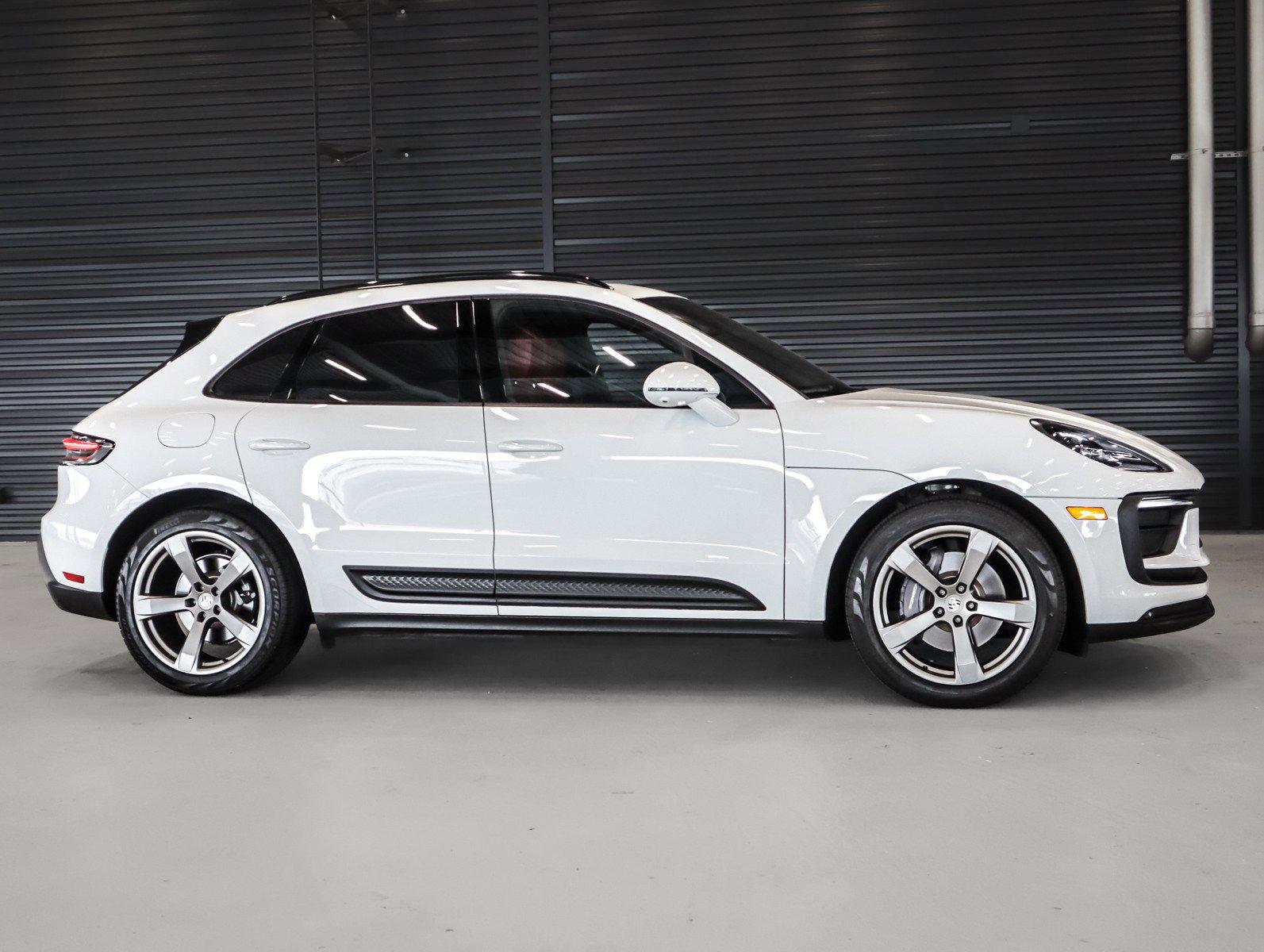 Certified 2022 Porsche Macan AWD/4WD image 11