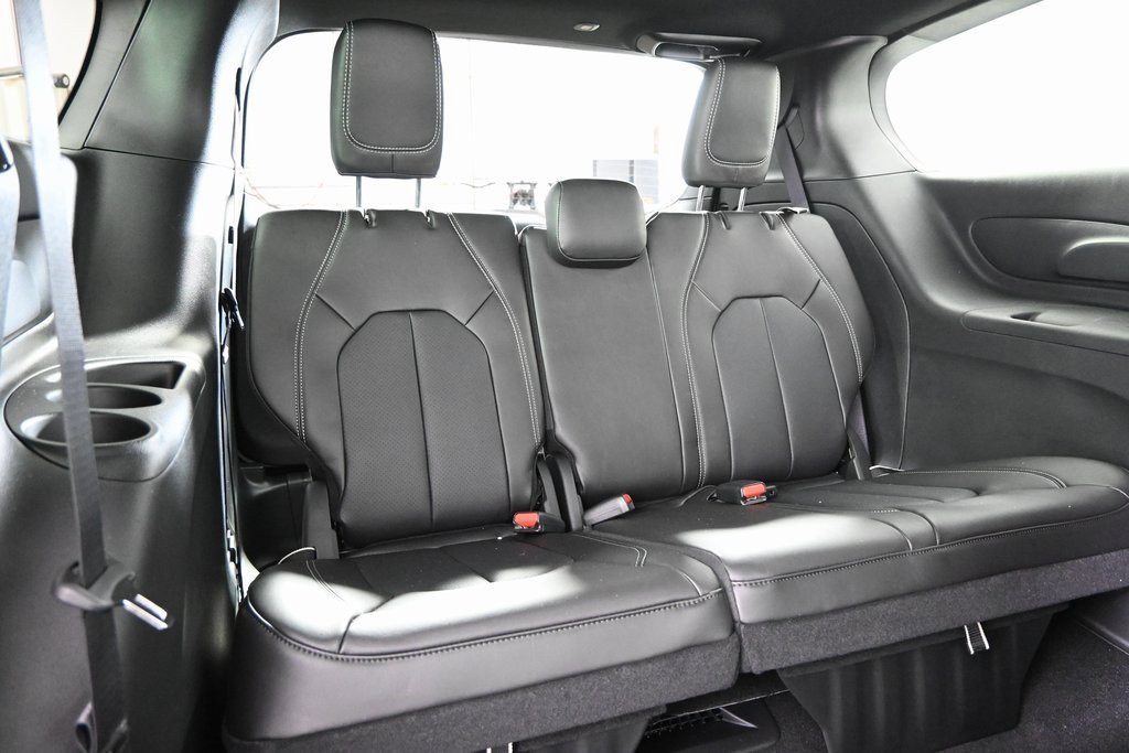 New 2026 Chrysler Pacifica Select image 16