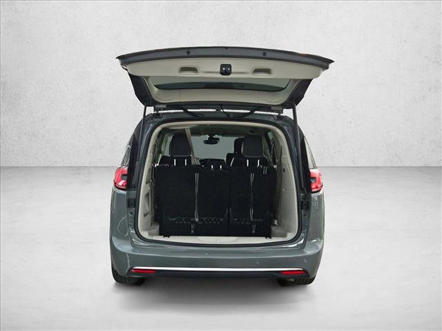 Used 2023 Chrysler Pacifica Touring-L FWD image 5