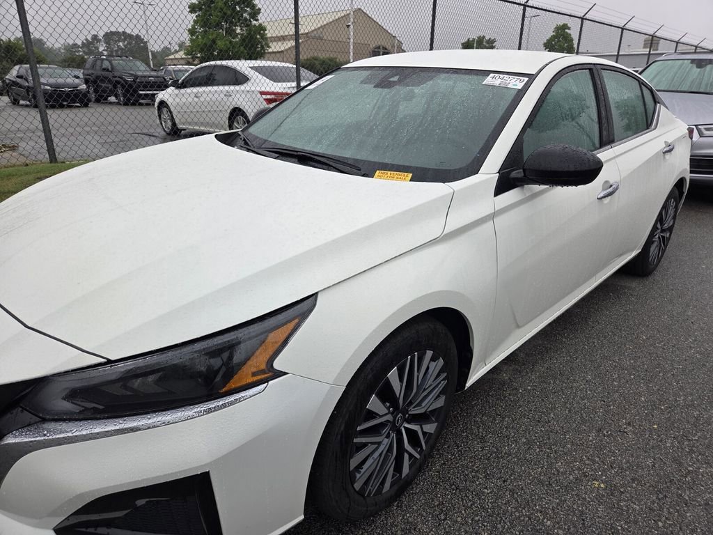 Used 2025 Nissan Altima 2.5 SV FWD image 4