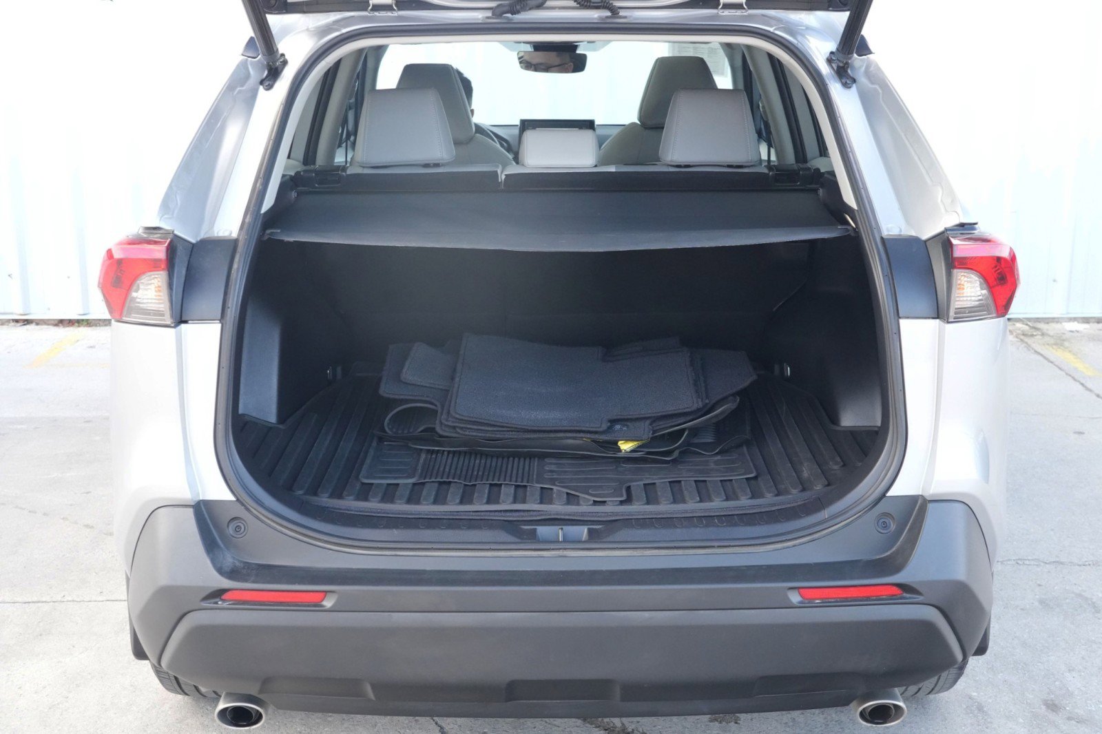 Used 2022 Toyota RAV4 XLE Premium image 9